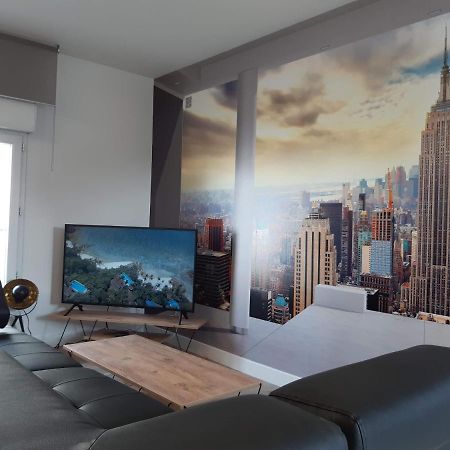 Appartement Renove Le New-York En Centre Ville - Terrasse Et Parking - Non Climatise La Roche-Chalais المظهر الخارجي الصورة