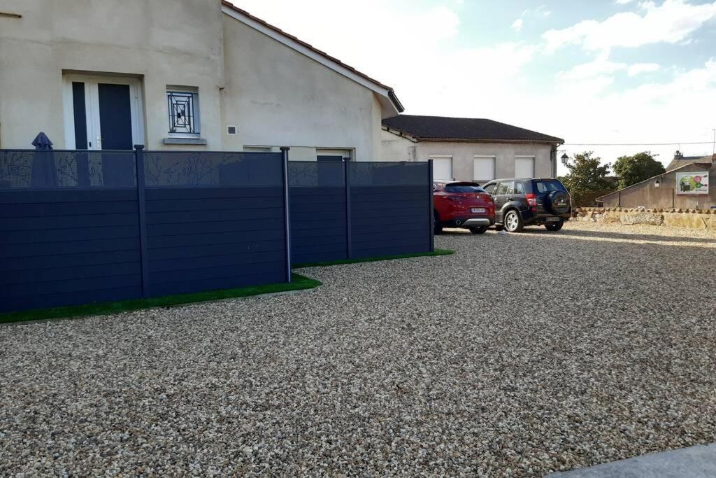 Appartement Renove Le New-York En Centre Ville - Terrasse Et Parking - Non Climatise La Roche-Chalais المظهر الخارجي الصورة