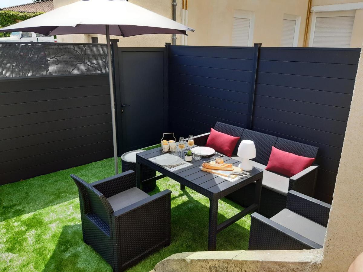 Appartement Renove Le New-York En Centre Ville - Terrasse Et Parking - Non Climatise La Roche-Chalais المظهر الخارجي الصورة
