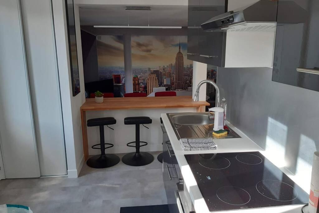 Appartement Renove Le New-York En Centre Ville - Terrasse Et Parking - Non Climatise La Roche-Chalais المظهر الخارجي الصورة