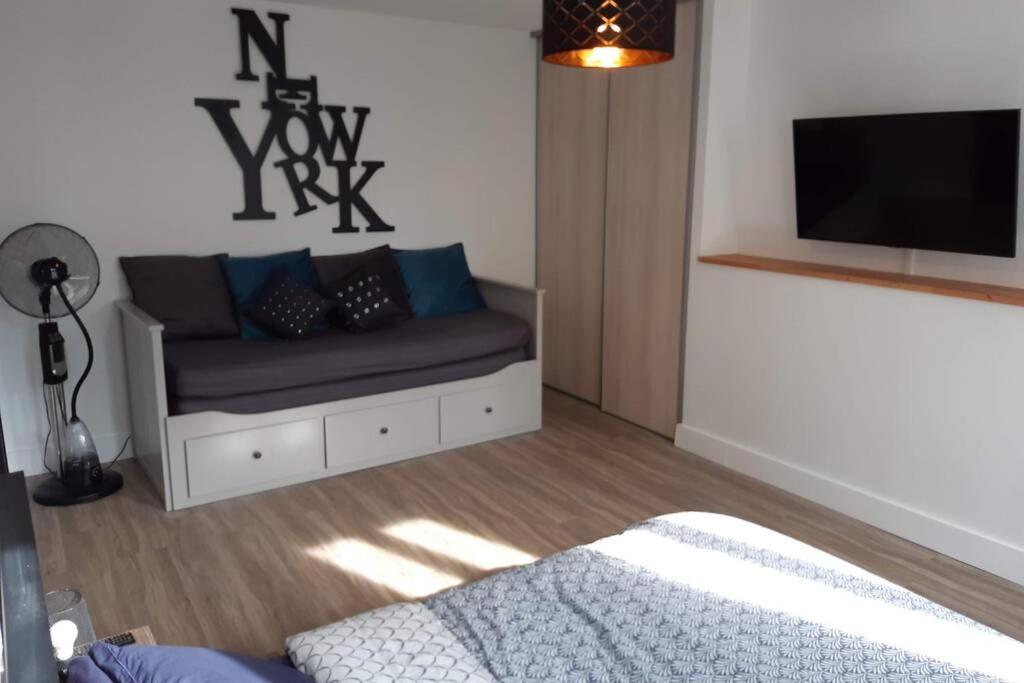 Appartement Renove Le New-York En Centre Ville - Terrasse Et Parking - Non Climatise La Roche-Chalais المظهر الخارجي الصورة