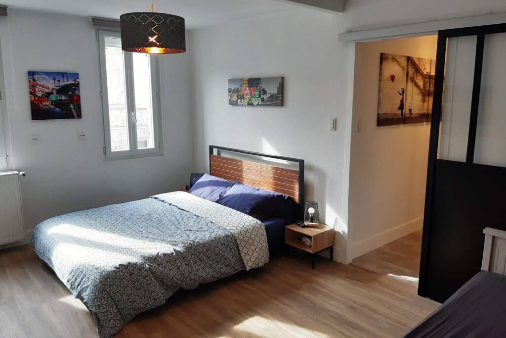 Appartement Renove Le New-York En Centre Ville - Terrasse Et Parking - Non Climatise La Roche-Chalais المظهر الخارجي الصورة