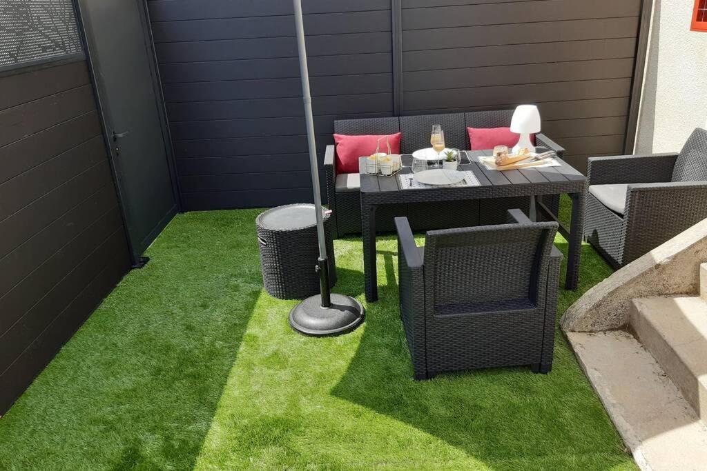 Appartement Renove Le New-York En Centre Ville - Terrasse Et Parking - Non Climatise La Roche-Chalais المظهر الخارجي الصورة
