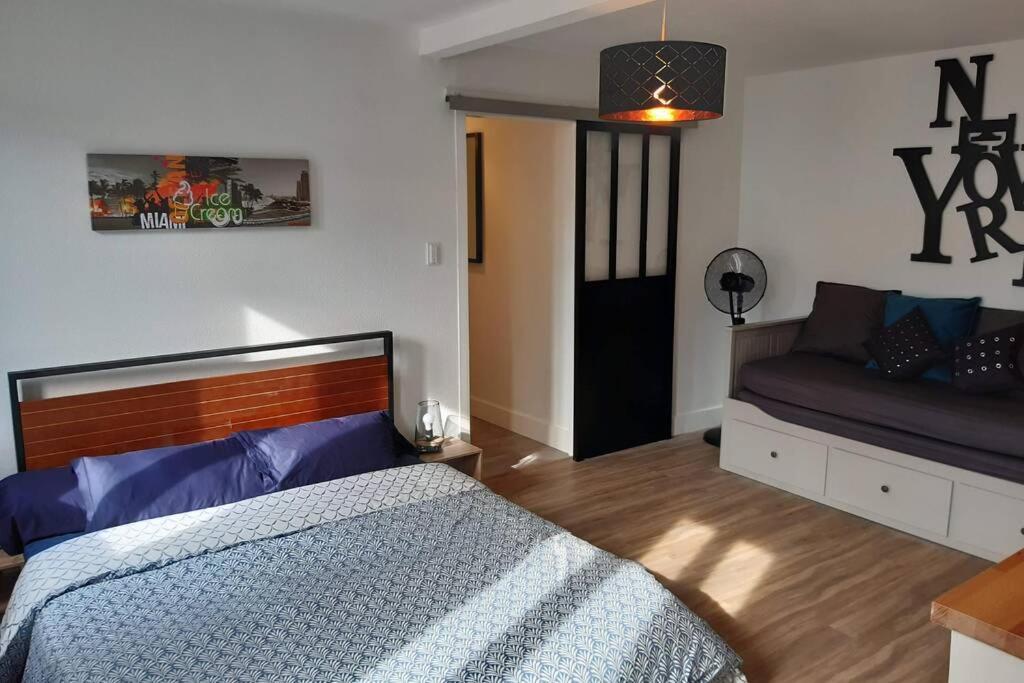 Appartement Renove Le New-York En Centre Ville - Terrasse Et Parking - Non Climatise La Roche-Chalais المظهر الخارجي الصورة