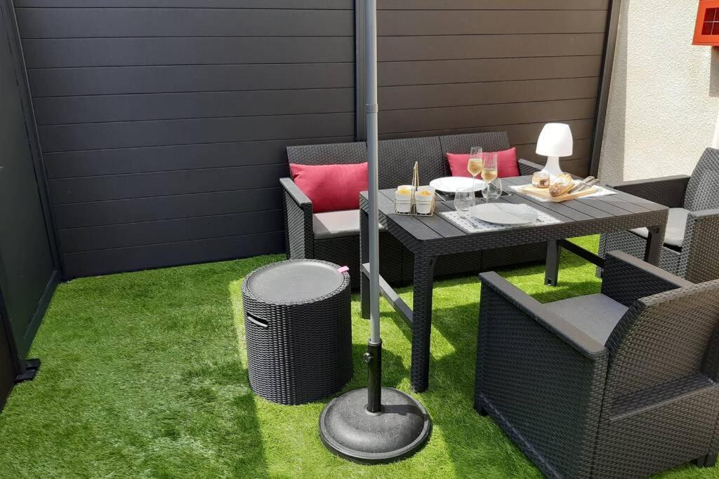 Appartement Renove Le New-York En Centre Ville - Terrasse Et Parking - Non Climatise La Roche-Chalais المظهر الخارجي الصورة