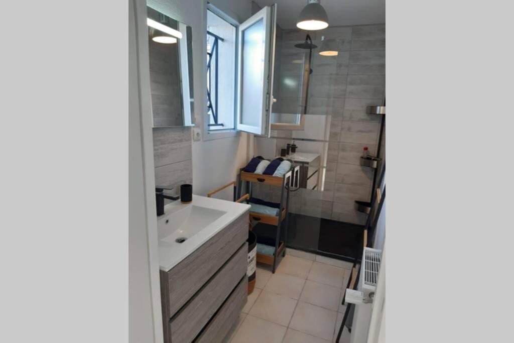 Appartement Renove Le New-York En Centre Ville - Terrasse Et Parking - Non Climatise La Roche-Chalais المظهر الخارجي الصورة