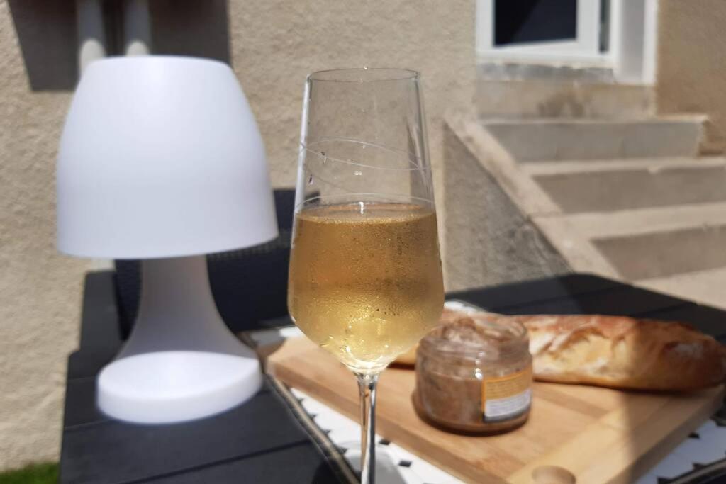 Appartement Renove Le New-York En Centre Ville - Terrasse Et Parking - Non Climatise La Roche-Chalais المظهر الخارجي الصورة